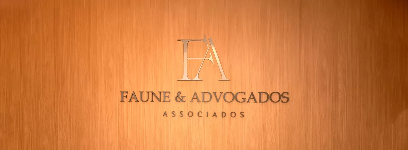 Recepção do escritório com a identidade Faune & Advogados Associados