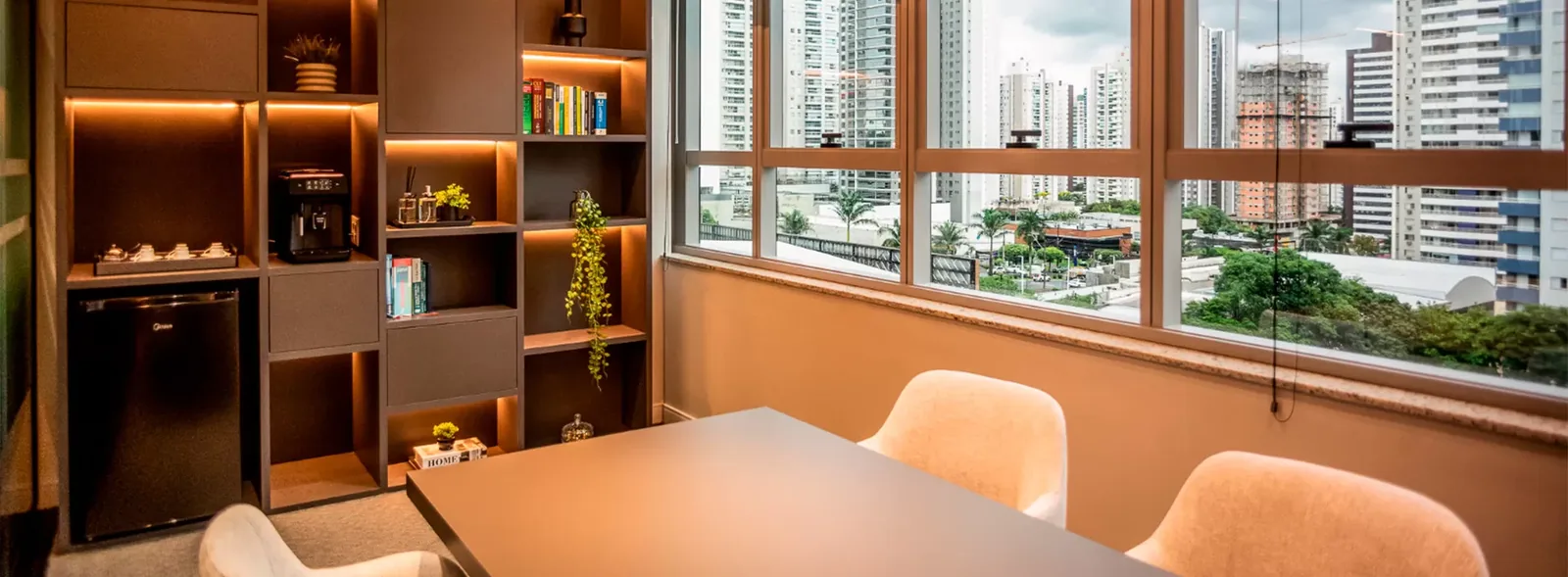 Sala de reunião e atendimento do escritório com vista para a cidade